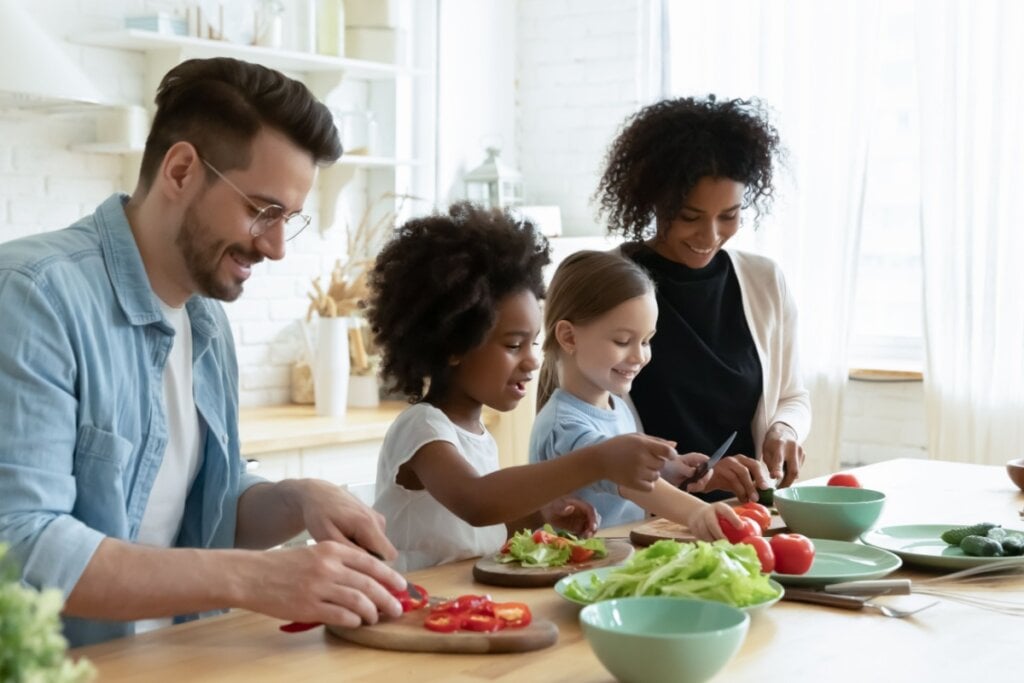 É importante dedicar tempo de qualidade às crianças mesmo que nas tarefas do dia a dia (Imagem: fizkes | Shutterstock)