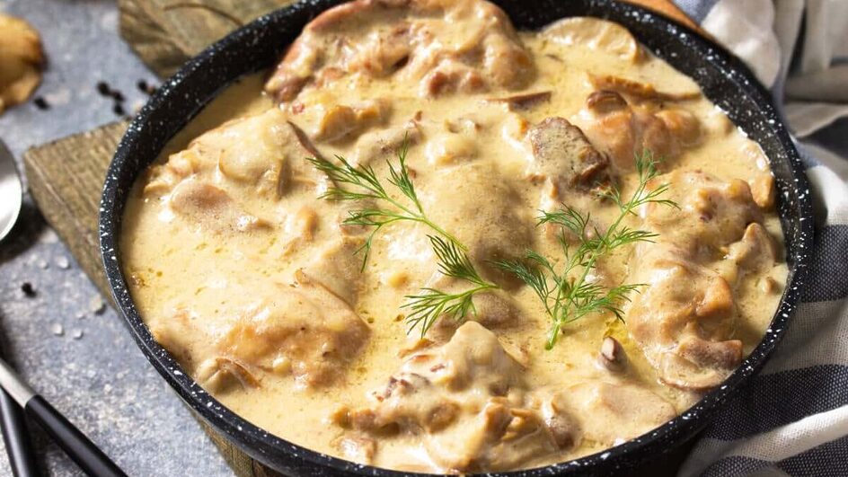 Filé de frango ao molho mostarda (Imagem: elena_hramowa | Adobe Stock)