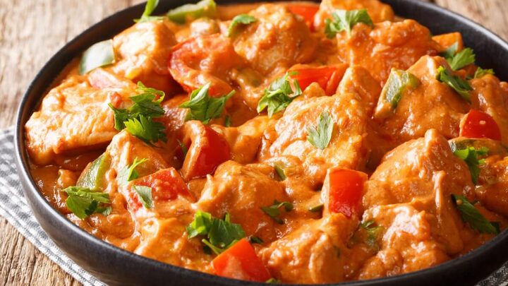 Frango ao curry com leite de coco (Imagem: AS Foodstudio | Shutterstock)