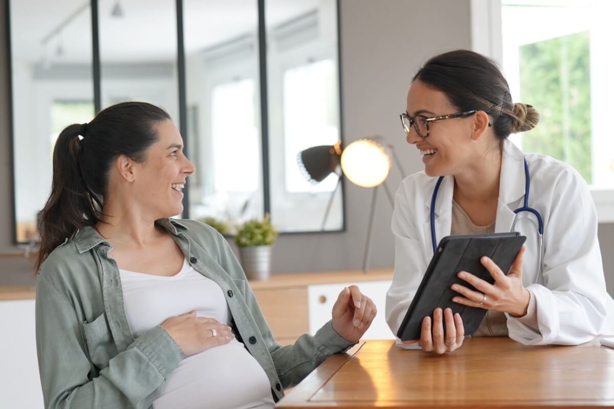 Acompanhamento médico durante a gestação assegura a saúde da mãe e do bebê (Imagem: goodluz | Shutterstock)