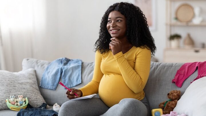 O planejamento é essencial para poupar dinheiro com o enxoval do bebê (Imagem: Prostock-studio | Shutterstock)
