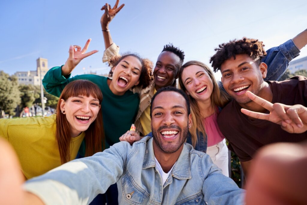 A vida é feita de ciclos; em alguns, crescemos na mesma direção que nossos amigos; em outros, precisamos deixar ir (Imagem: Gigi Delgado | Shutterstock)