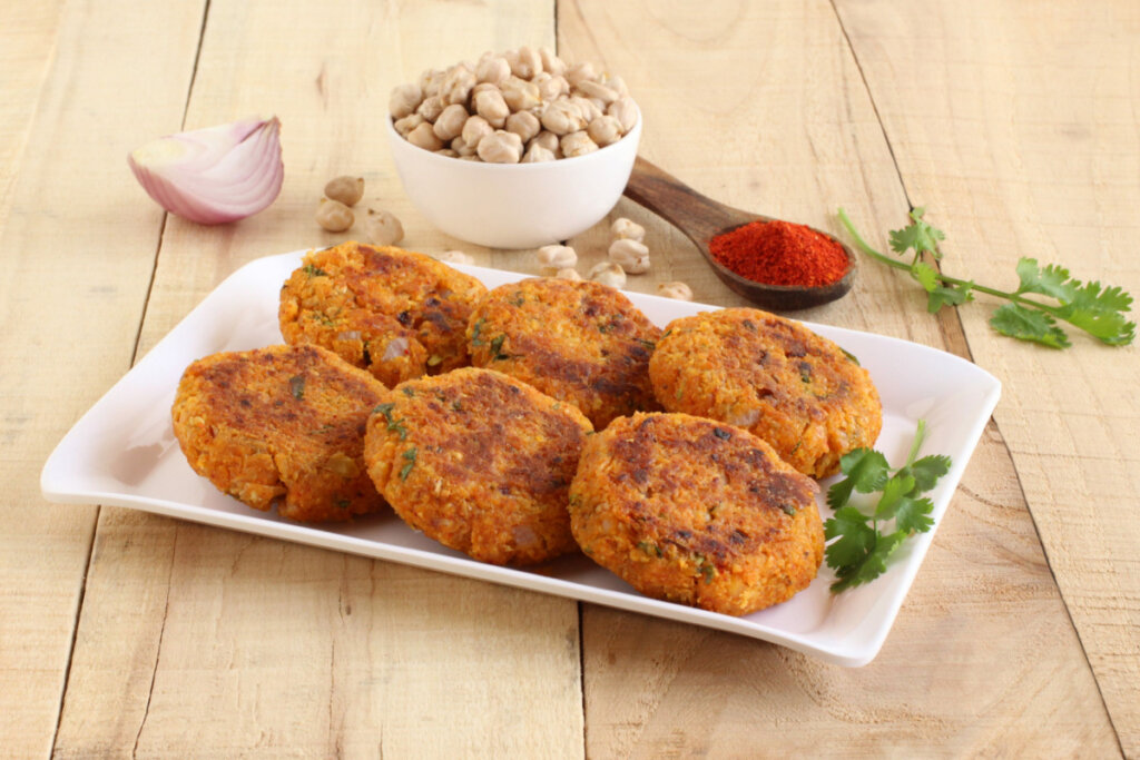 Hamb&uacute;rguer de gr&atilde;o-de-bico (Imagem: GreenTree | Shutterstock)