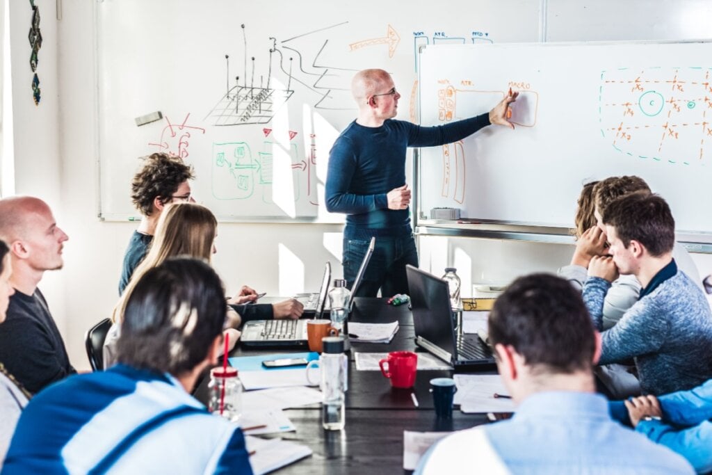 Defina crit&eacute;rios claros para delegar tarefas operacionais e garantir que os respons&aacute;veis tenham as habilidades necess&aacute;rias (Imagem: Matej Kastelic | Shutterstock)