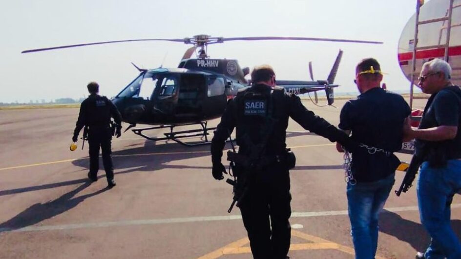 VÍDEO: VÍDEO: Homem que matou mulher e dois filhos é trazido de helicóptero do PR para SC
