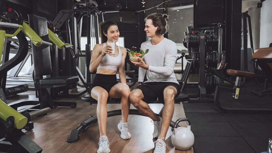 A alimentação antes e após o treino é importante para potencializar os resultados dos exercícios (Imagem: WUT.ANUNAI | Shutterstock)
