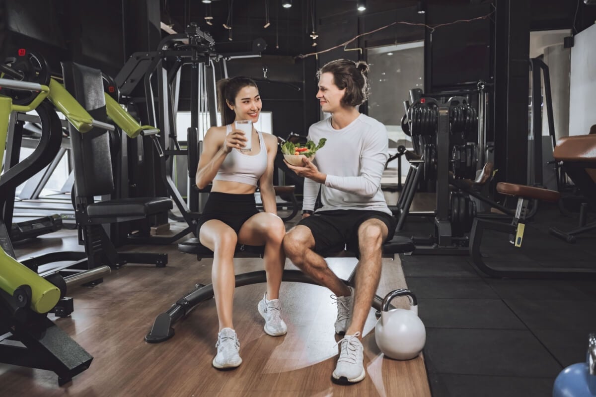 A alimentação antes e após o treino é importante para potencializar os resultados dos exercícios (Imagem: WUT.ANUNAI | Shutterstock)