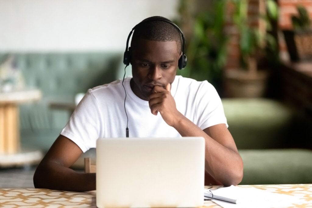 A análise de filmes e álbuns deve considerar o contexto histórico e estético (Imagem: fizkes | Shutterstock)