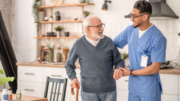 A presença do cuidador impacta positivamente a vida dos assistidos e de suas famílias (Imagem: Dmytro Zinkevych | Shutterstock)