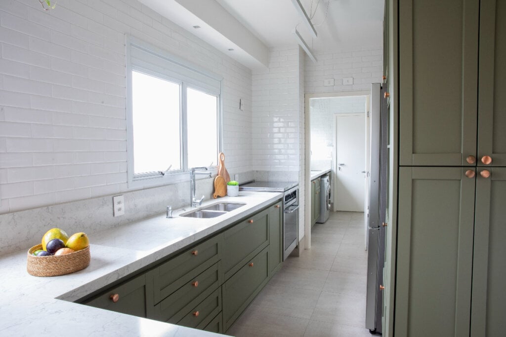 A luz natural desempenha um papel importante na decoração provençal (Projeto: Danyela Corrêa Arquitetura e Interiores | Imagem: Divulgação)