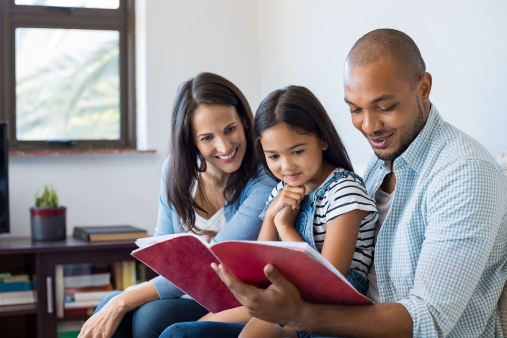 Narrar e escutar histórias é uma prática antiga que nos liga à ancestralidade (Imagem: Ground Picture | Shutterstock)