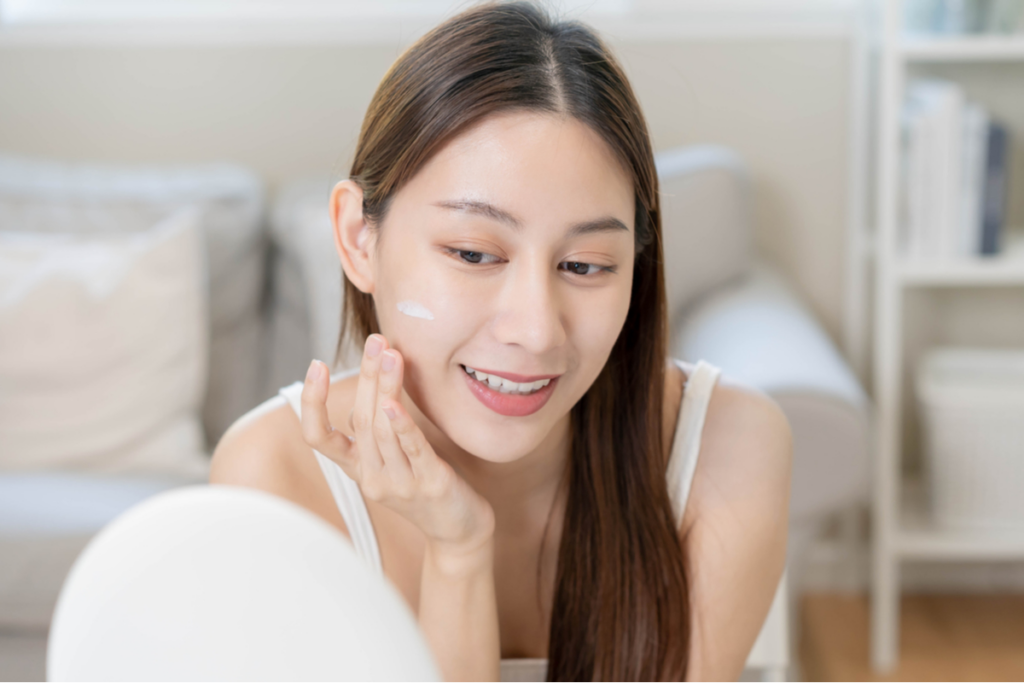 No inverno, a pele tende a ficar mais seca e irritada, demandando maior hidratação (Imagem: Kmpzzz | Shutterstock)