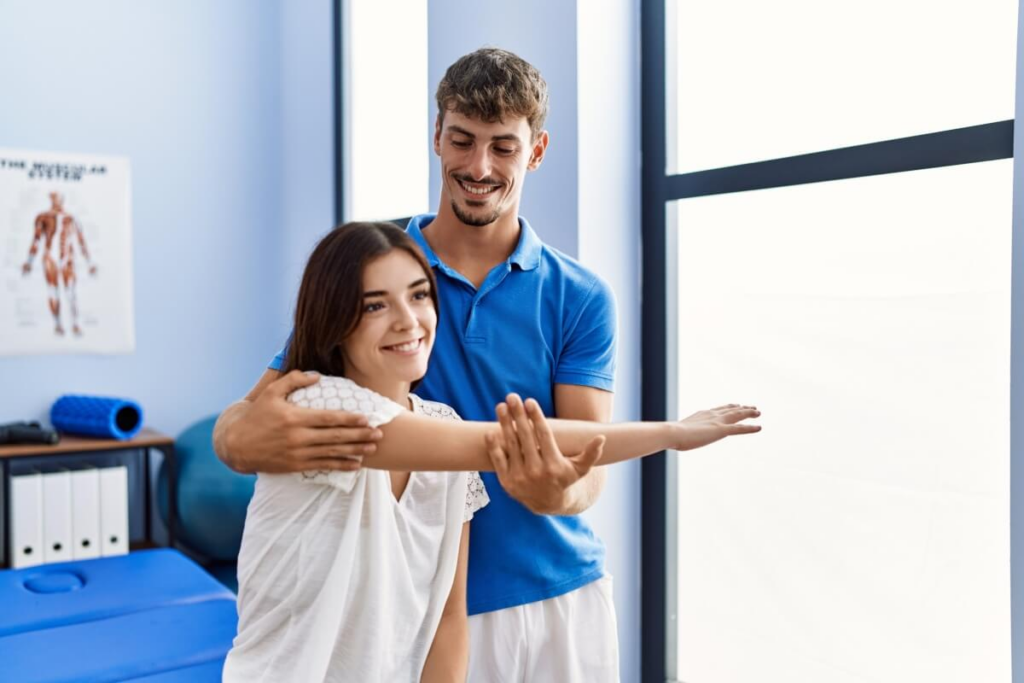 A fisioterapia é fundamental para manter a mobilidade e facilitar atividades diárias (Imagem: Krakenimages.com | Shutterstock)