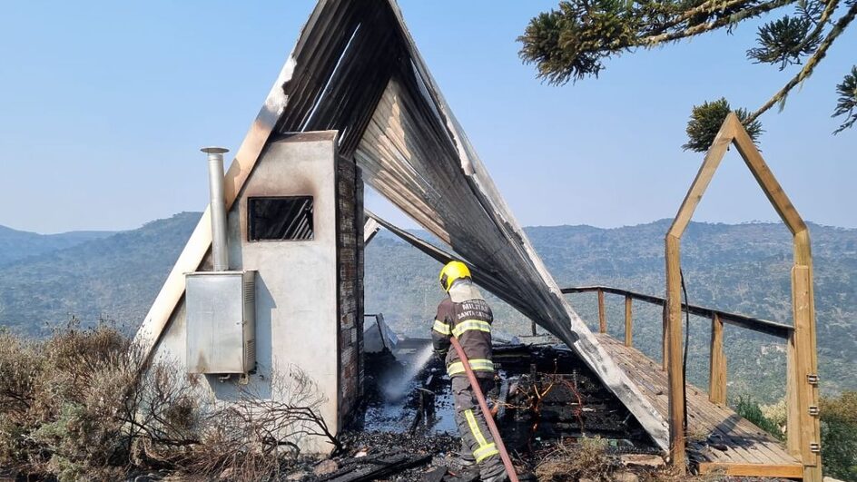 Casal sai para acampar em SC e acorda às pressas com cabana pegando fogo