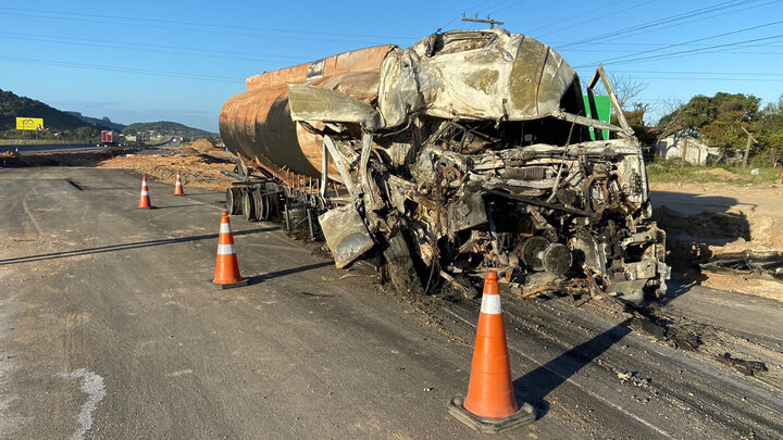 Trânsito segue em meia pista após caminhão pegar fogo na BR-101 em SC
