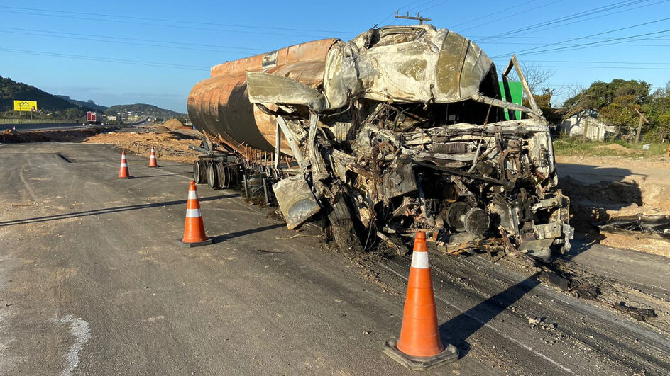 Trânsito segue em meia pista após caminhão pegar fogo na BR-101 em SC