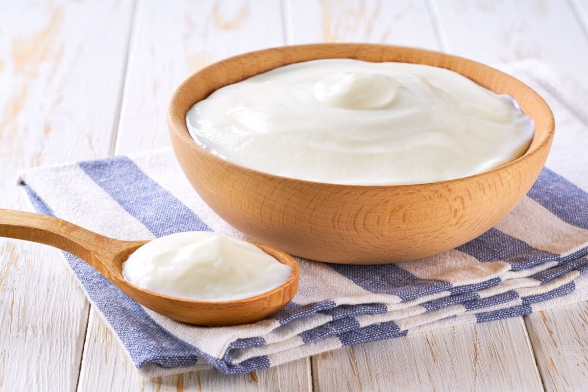 O iogurte natural é rico em nutrientes essenciais (Imagem: itor | Shutterstock)