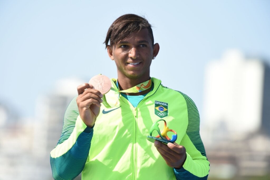 Izaquias já conquistou 4 medalhas olímpicas e ainda vai competir em duas modalidades nos Jogos de Paris (Imagem: A.RICARDO | Shutterstock)