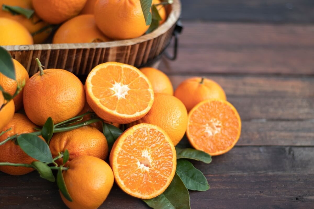 O consumo regular de laranja pode trazer diversos benefícios para a saúde (Imagem: PradaBrown | Shutterstock)