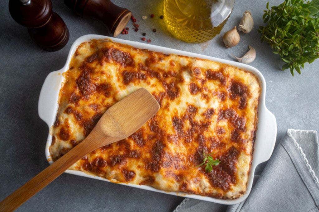 Croque monsieur na travessa (Imagem: Esin Deniz | Shutterstock)