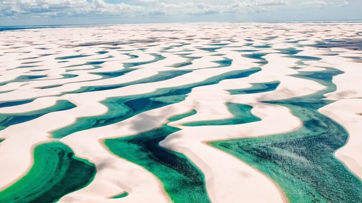 Dunas vastas e lagoas azuis fazem dos Lençóis um destino inesquecível (Imagem: Wilson Santos Marques | Shutterstock)