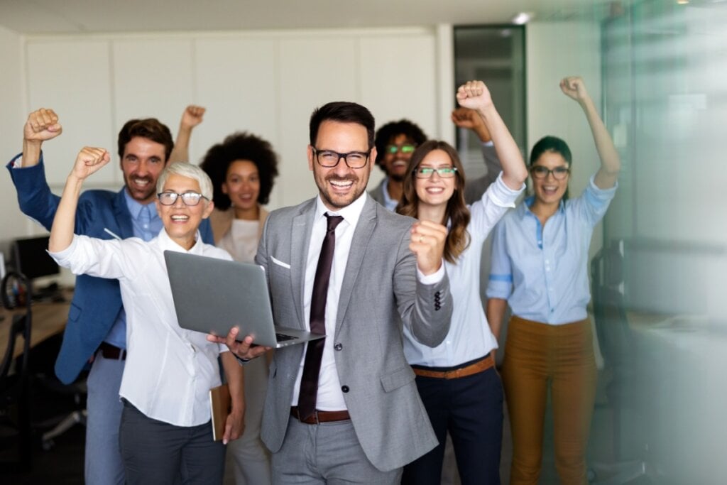 Líderes eficazes investem no crescimento profissional de seus colaboradores (Imagem: NDAB Creativity | Shutterstock)