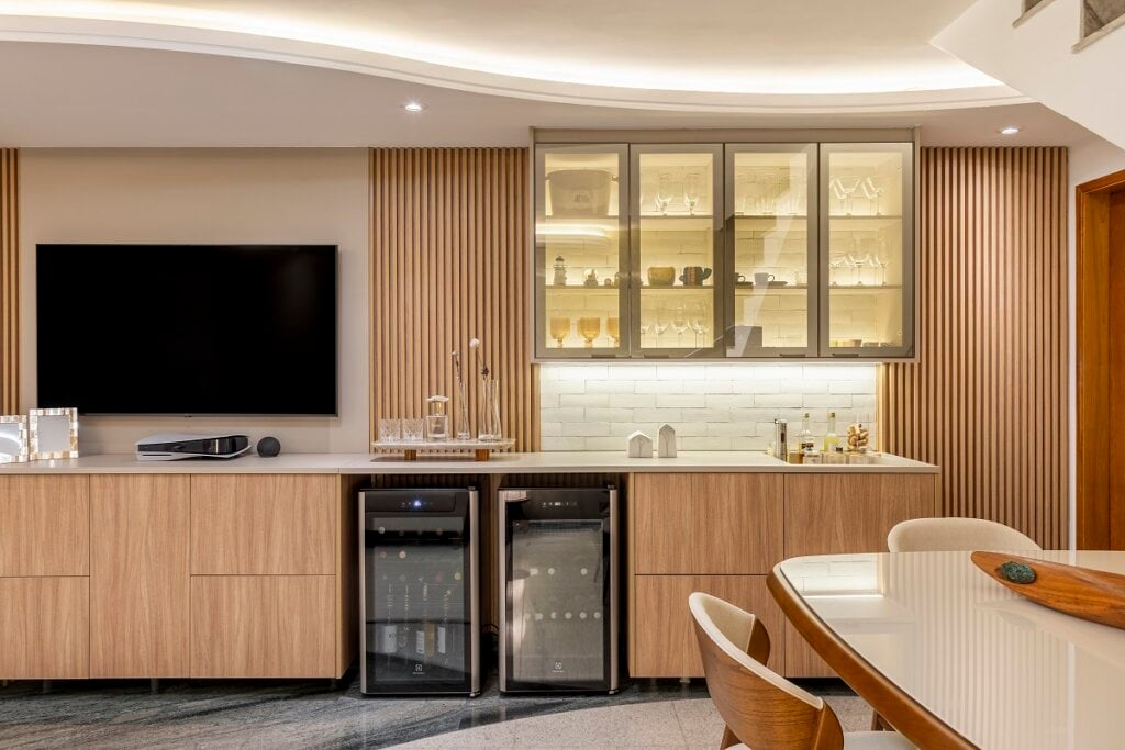 O tijolinho, junto ao ripado, cria um ambiente elegante e funcional (Imagem: Rafael Renzo | Projeto: Camilla Bischoff Arquitetura e Design)