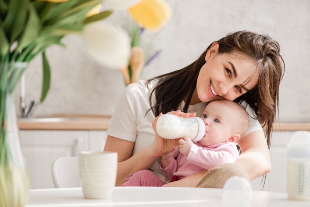 As fórmulas buscam se aproximar dos benefícios do leite materno para atender às necessidades do bebê (Imagem: O_Lypa | Shutterstock)