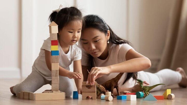 O brincar fortalece vínculos afetivos e promove a compreensão do mundo (Imagem: fizkes | Shutterstock)