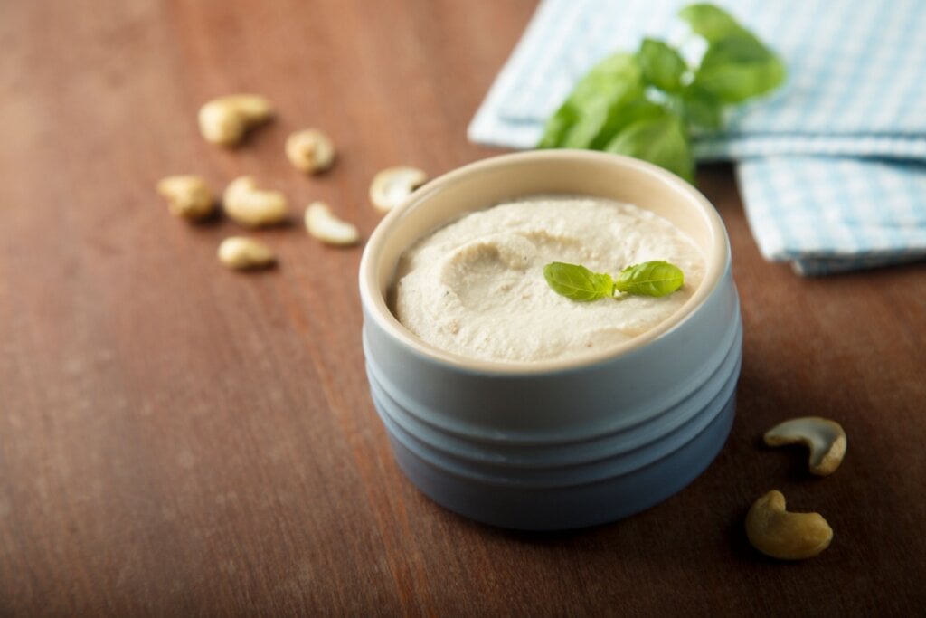 Maionese de castanha-de-caju vegana (Imagem: MariaKovaleva | Shutterstock)