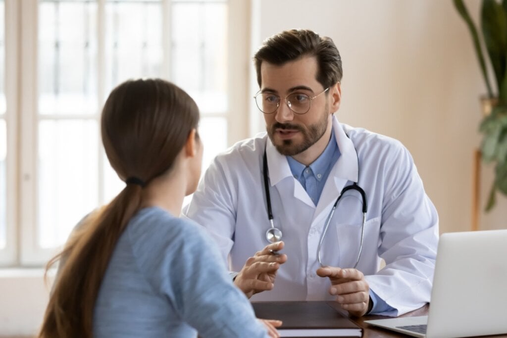 É essencial procurar ajuda médica ao identificar os sintomas da cistite (Imagem: fizkes | Shutterstock)