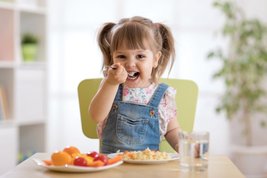 Variar alimentos e ingredientes &eacute; importante para garantir que as crian&ccedil;as recebam todos os nutrientes necess&aacute;rios (Imagem: Oksana Kuzmina | Shutterstock)