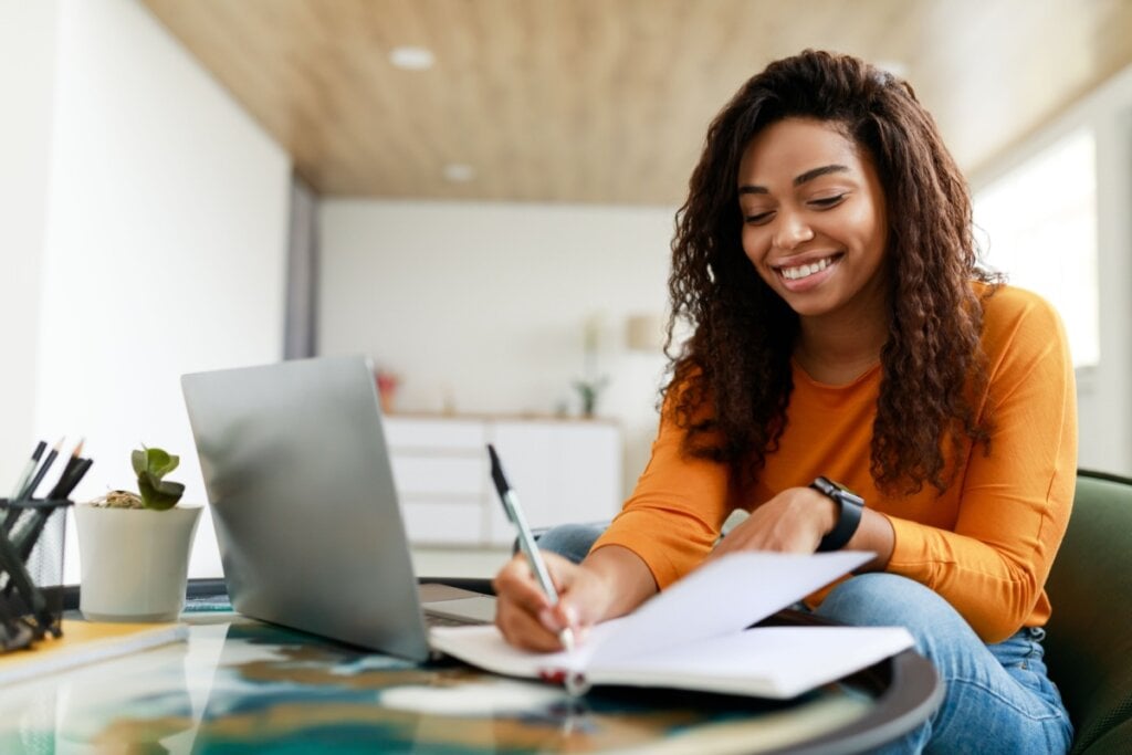 A principal vantagem da IA nos estudos é a interação para tirar dúvidas e obter recomendações de leitura (Imagem: Prostock-studio | Shutterstock)