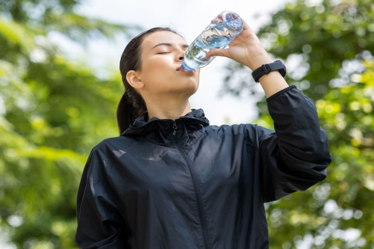 É importante consumir água mesmo no inverno (Imagem: GBJSTOCK | Shutterstock)