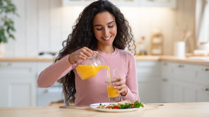 Algumas bebidas são grandes aliadas da saúde do cérebro (Imagem: Prostock-studio | Shutterstock)