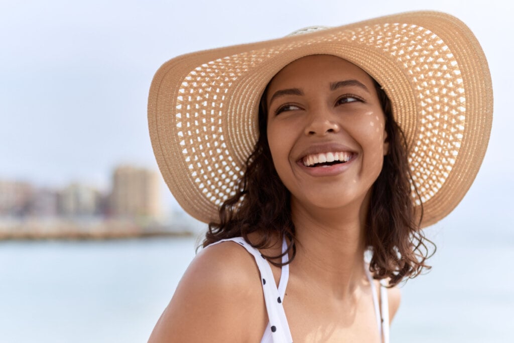 Os cuidados com os cabelos precisam ser redobrados na tempora de altas temperaturas (Imagem: Krakenimages.com | Shutterstock)