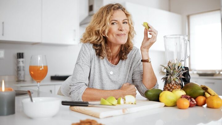 A alimentação tem grande impacto na saúde dos cabelos (Imagem: PeopleImages | Shutterstock)
