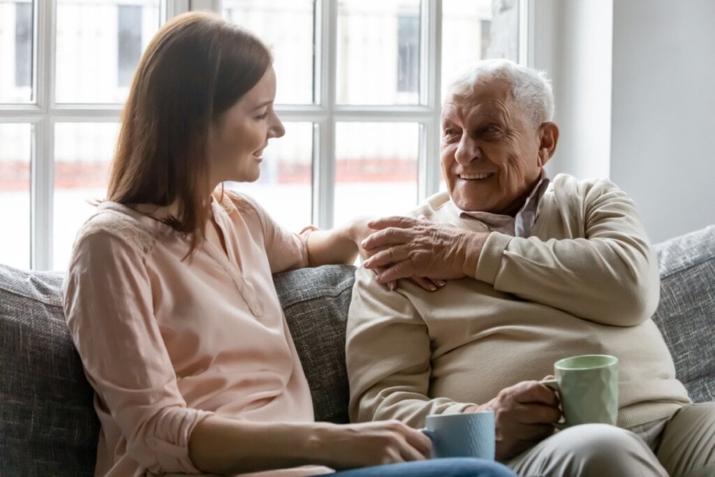 O cuidador pode ajudar a melhorar a qualidade de vida do paciente (Imagem: fizkes | Shutterstock)