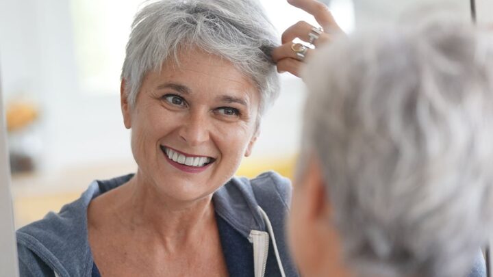 Com o tempo, os cabelos perdem brilho e nutrientes, tornando-se mais frágeis (Imagem: goodluz | Shutterstock)