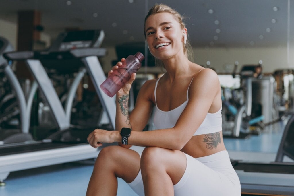 É importante se manter hidratado antes, durante e após o treino (Imagem: ViDI Studio | Shutterstock)