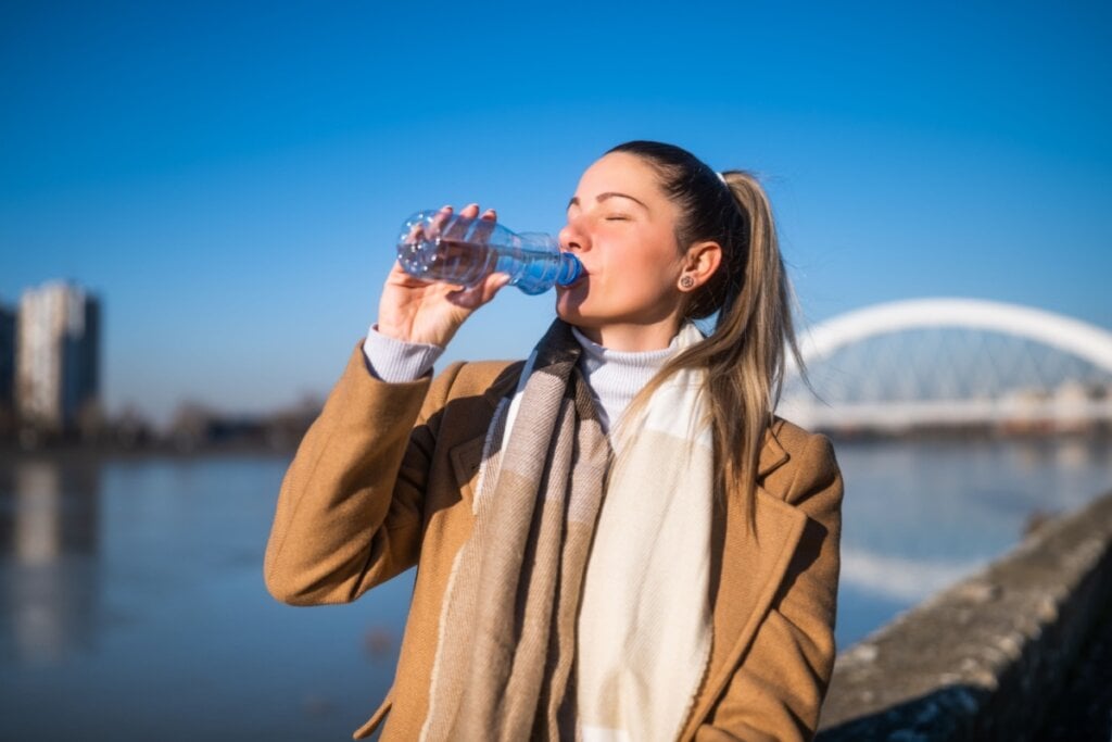 É importante se manter hidratado para garantir a saúde dos cabelos (Imagem: InesBazdar | Shutterstock)