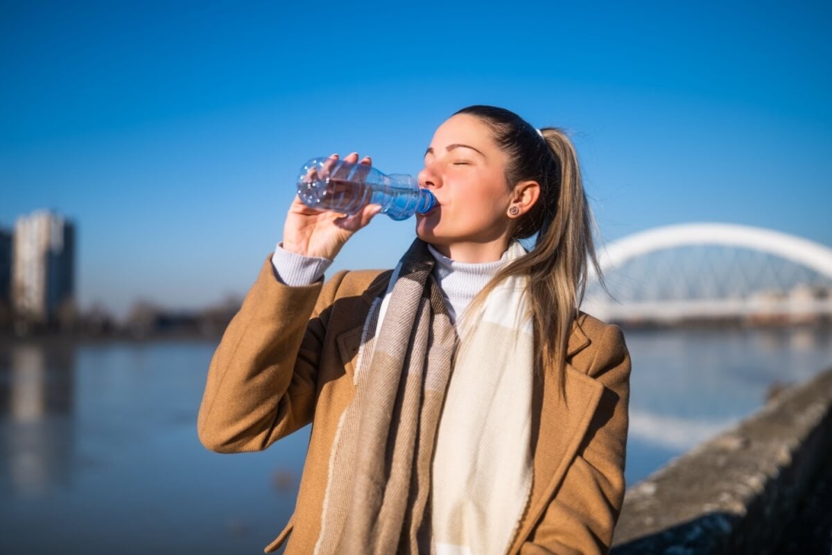 É importante se manter hidratado mesmo no inverno (Imagem: InesBazdar | Shutterstock)