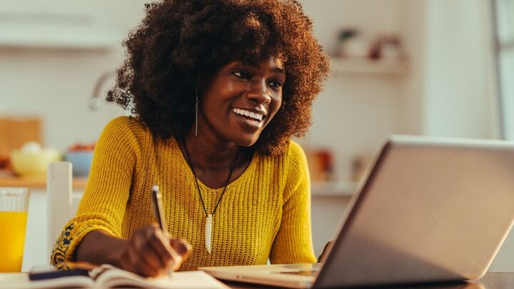 O ensino remoto pode ser uma alternativa importante, eficiente e de baixo custo para os estudantes (Imagem: Zamrznuti tonovi | Shutterstock)
