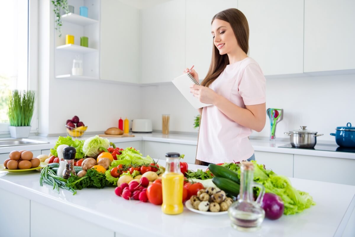 O cuidado com a alimentação é importante para garantir a imunidade (Imagem: Roman Samborskyi | Shutterstock)