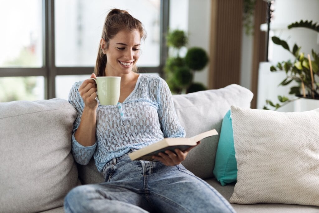 Investir em boas leituras é uma ótima pedida para cultivar a saúde mental (Imagem: Goksi | Shutterstock)