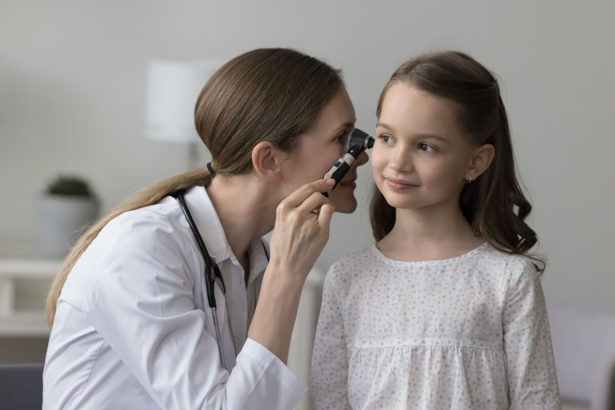 A consulta com o otorrinolaringologista deve acontecer ao menos uma vez ao ano (Imagem: fizkes | Shutterstock)