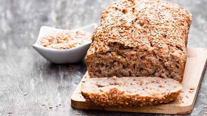 Pão de linhaça (Imagem: Elena Zajchikova | Shutterstock)