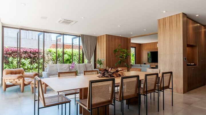 O tampo da mesa é uma parte importante da decoração (Imagem: Xavier Neto | Projeto: Paiva e Passarini Arquitetura)
