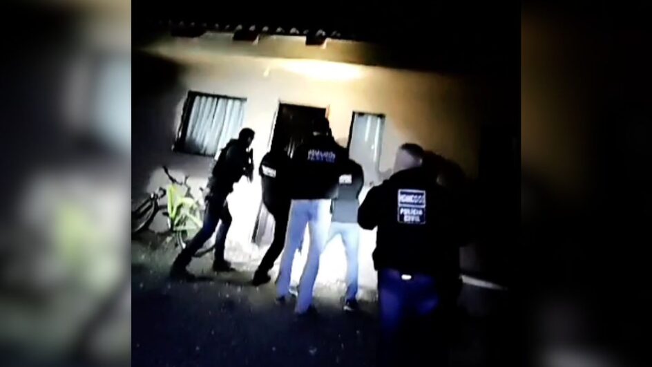 Suspeito por crimes violentos para facção faz barricada contra polícia e é preso em Joinville
