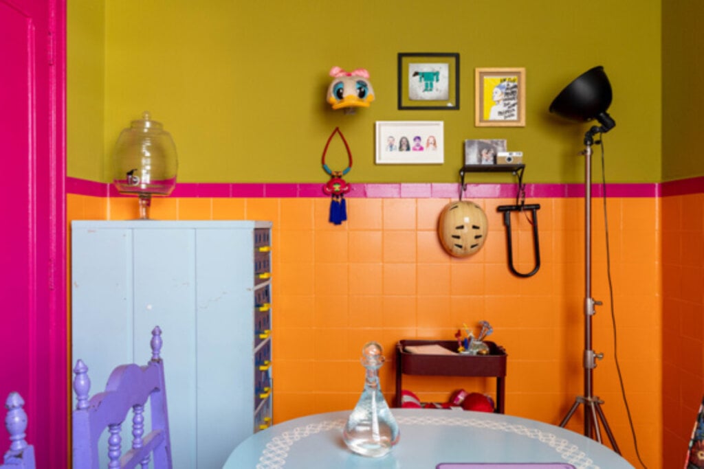 As tonalidades Anos Setenta, Rosa-Choque e Eclipse criaram um ambiente &uacute;nico e criativo (Imagem: Hist&oacute;rias de Casa)